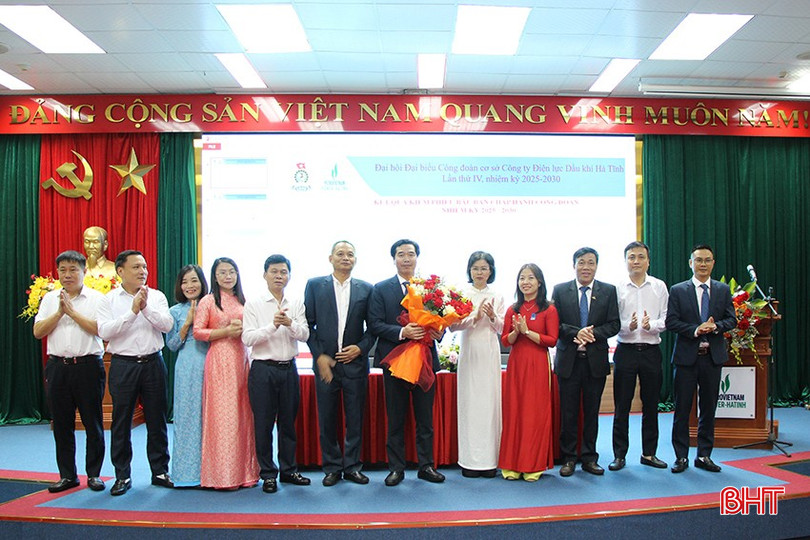Lãnh đạo Tổng Công ty Điện lực Dầu khí Việt Nam và Công ty Điện lực Dầu khí Hà Tĩnh tặng hoa chúc mừng Ban chấp hành Công đoàn cơ sở công ty nhiệm kỳ 2025 - 2030. bqbht_br_img-5613.jpg